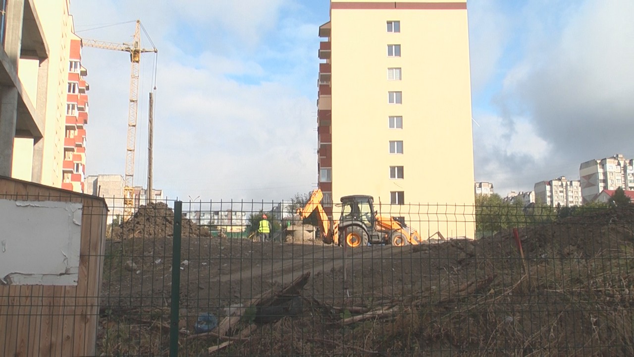 20 мешканців будинків мікрорайону Озерна у Хмельницькому протестували сьогодні вранці проти зведення багатоповерхівки