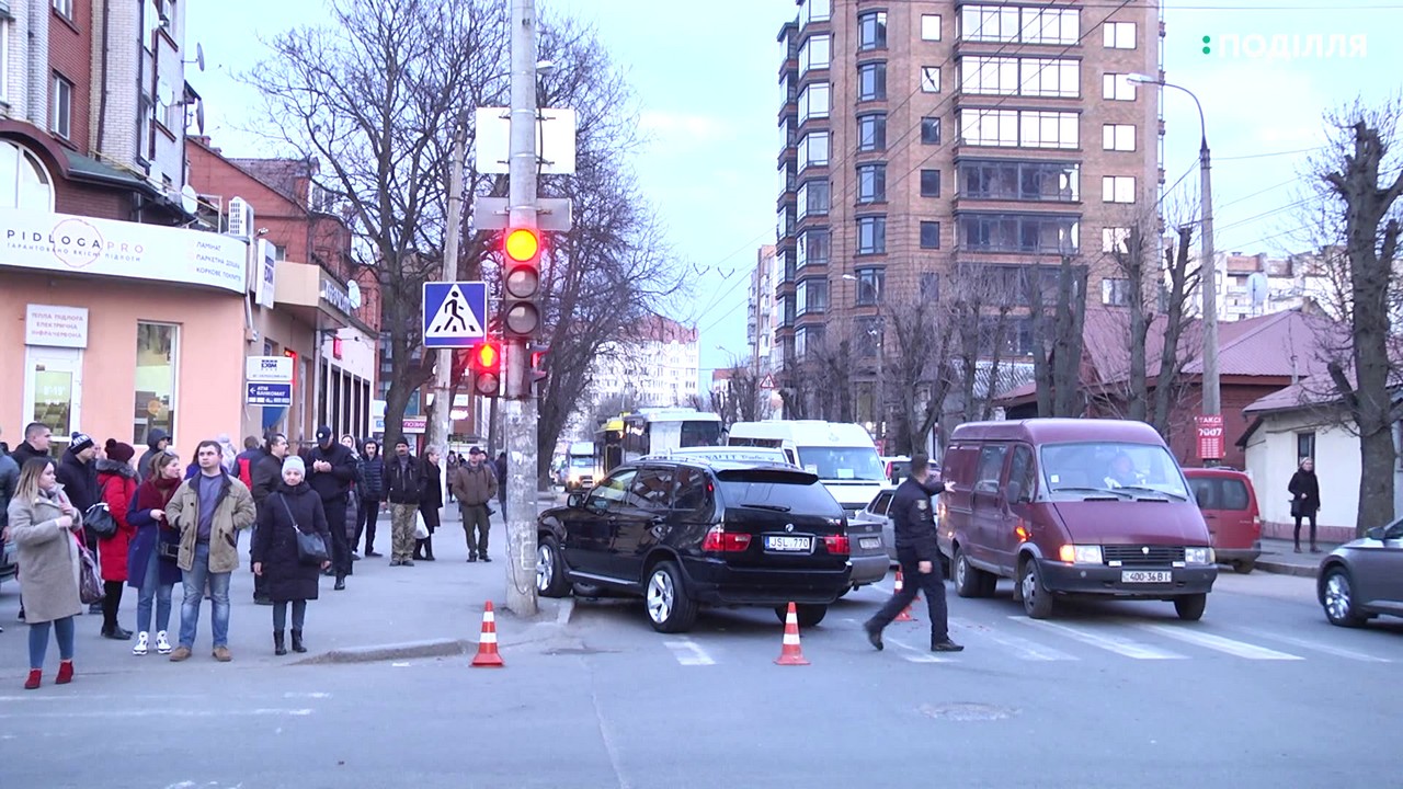 Обставини аварії, що сталась сьогодні у середмісті Хмельницького, поліція поки не коментує
