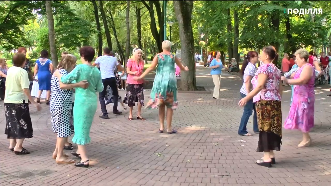 У парку Шевченка в Хмельницькому відбулася танцювальна ретро-вечірка.