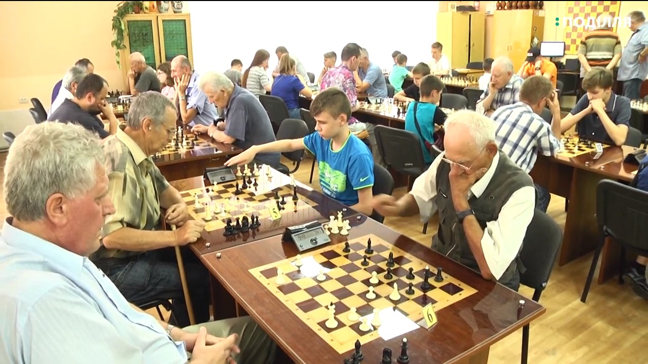 У Хмельницькому стартував  шаховий турнір з нагоди Дня Конституції України
