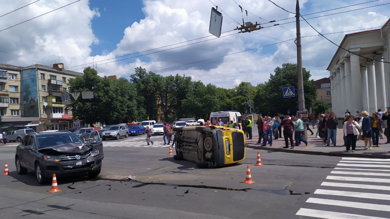 Аварія за участі двох автівок сталась сьогодні у середмісті Хмельницького