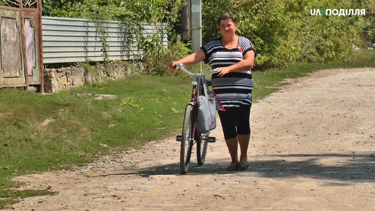 Соціальних працівників у Чемерівцях пересадили на велосипеди