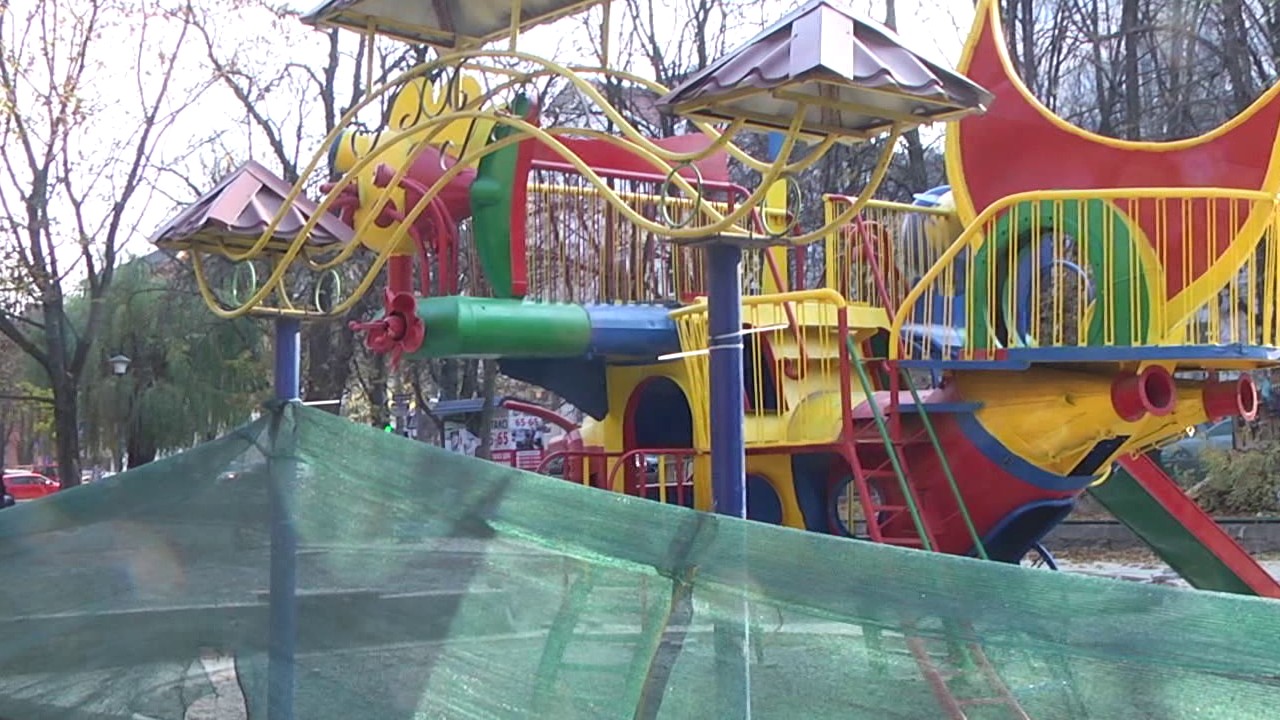 Капітальний ремонт дитячого майданчика в Хмельницькому вартістю у 3 мільйони 300 тисяч гривень планують завершити до кінця цього року