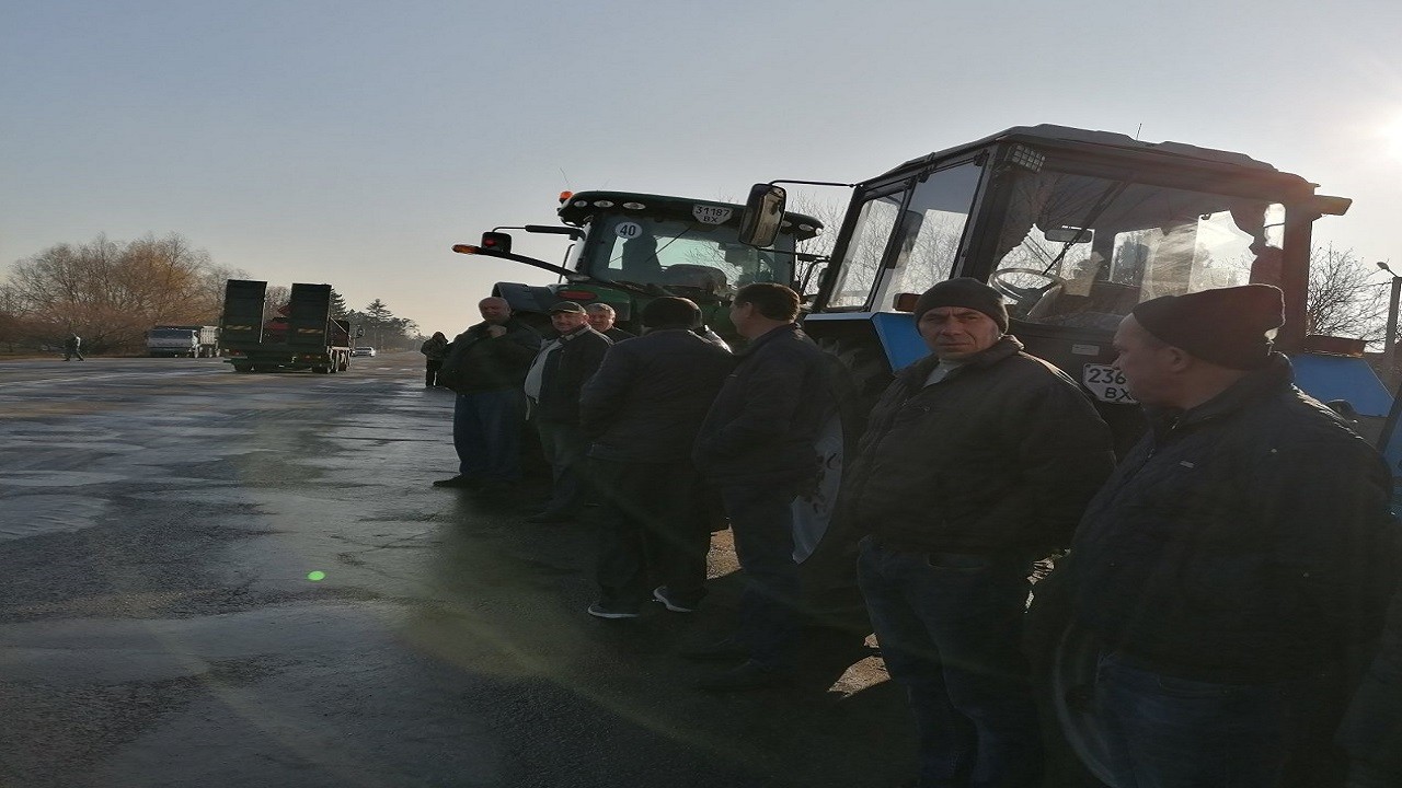 Близько 200-т учасників Всеукраїнської акції «Ні розпродажу землі» протестували на автодорозі Е-50 біля села Прибузьке Хмельницького району