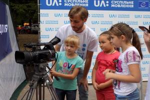 Команда UA: ПОДІЛЛЯ на Місті Професій навчала маленьких телеоператорів та журналістів