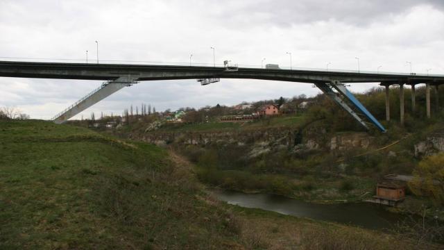 Особу, яка 26 листопада, повідомила про замінував мосту в Кам’янці – Подільському затримали